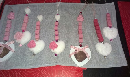 Een aantal op bestelling gemaakte zeepkettingen. Met fotolijst is + €1,00